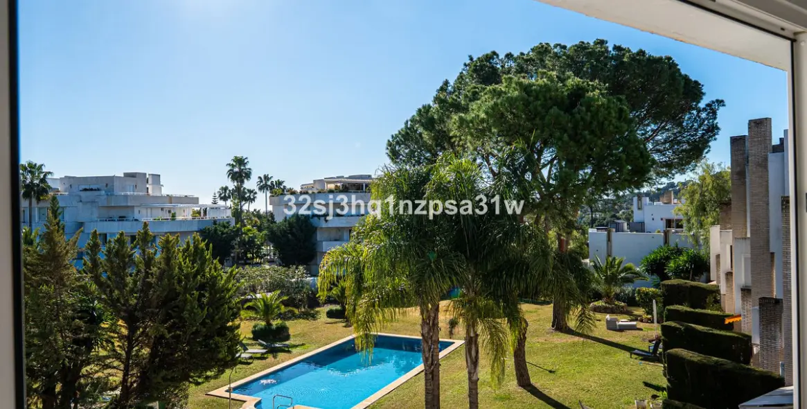Sale of penthouse in Nueva Andalucía 11