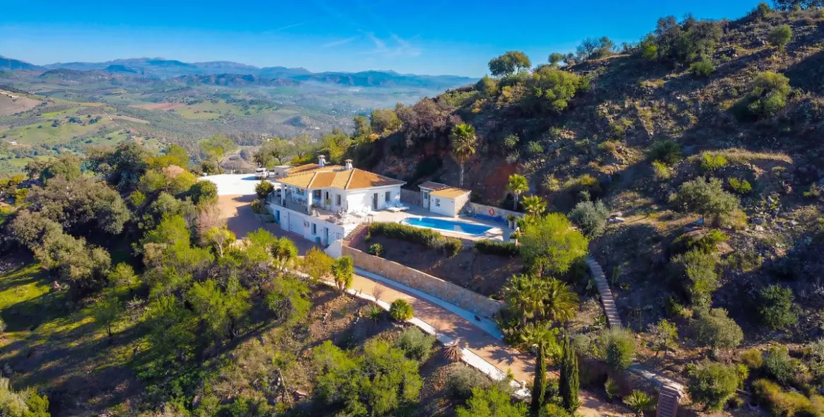 Venta de villa independiente en Guaro 1