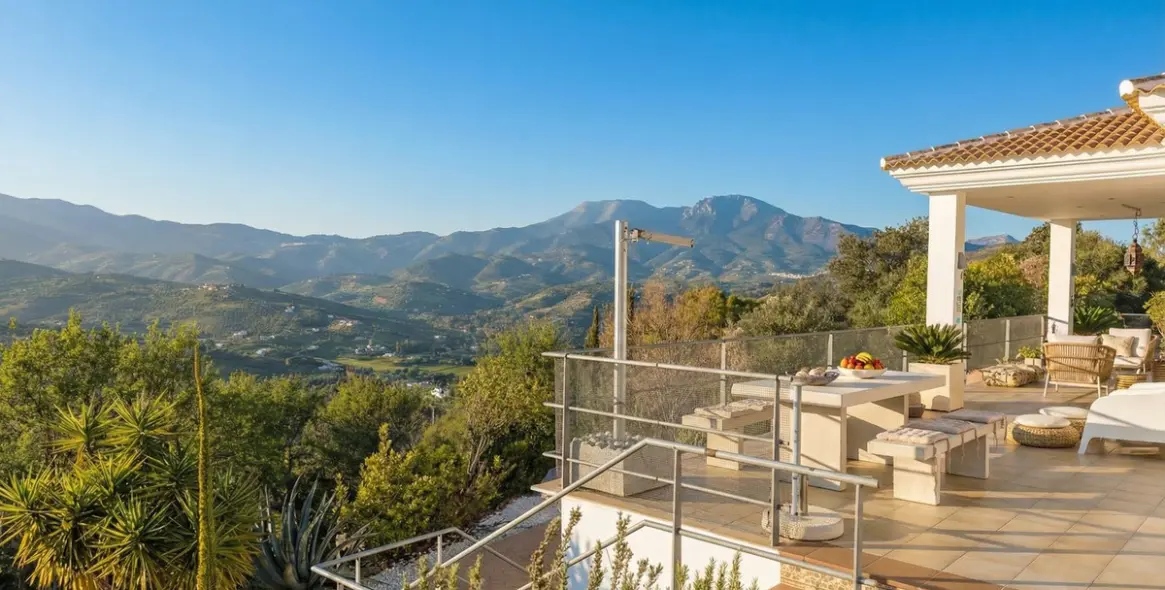 Venta de villa independiente en Guaro 2