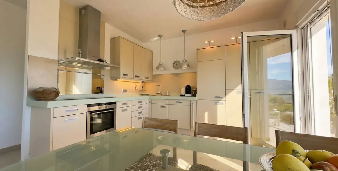 Venta de villa independiente en Guaro 11