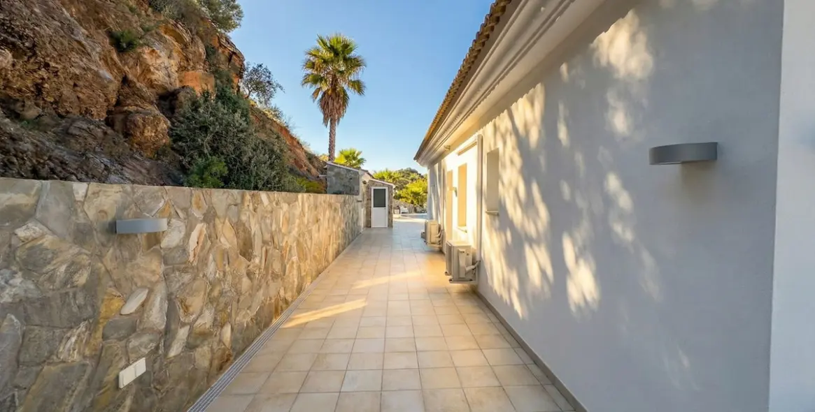 Venta de villa independiente en Guaro 12