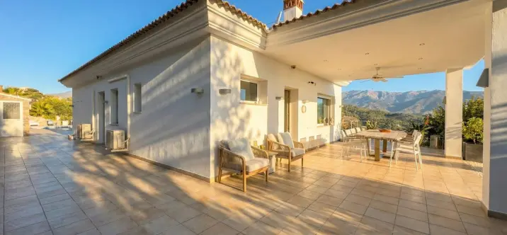 Sale of detached villa in Guaro 3