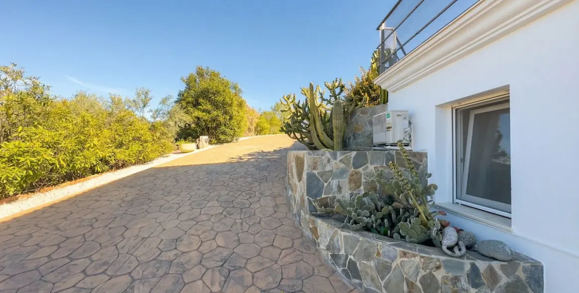 Продажа  отдельно стоящей виллы в Guaro 29