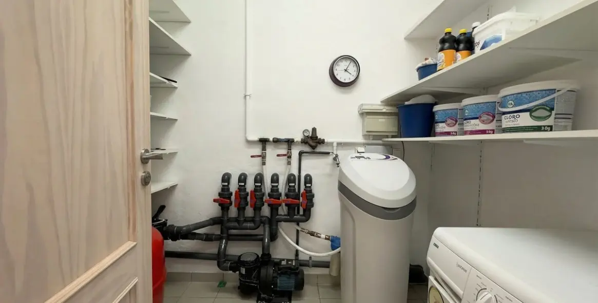 Продажа  отдельно стоящей виллы в Guaro 32