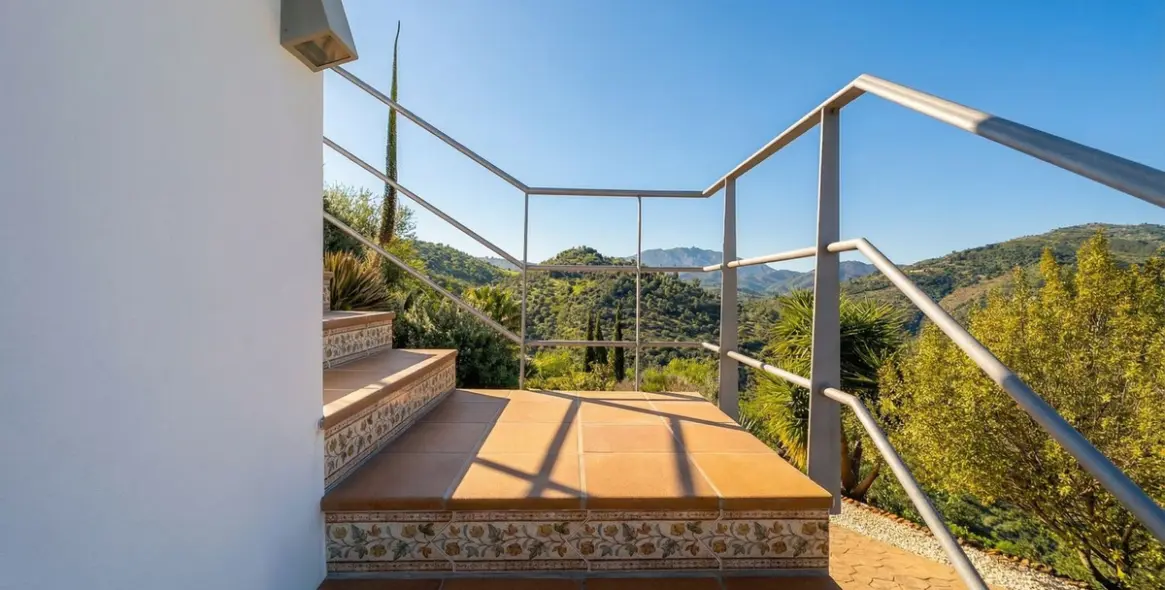 Продажа  отдельно стоящей виллы в Guaro 35