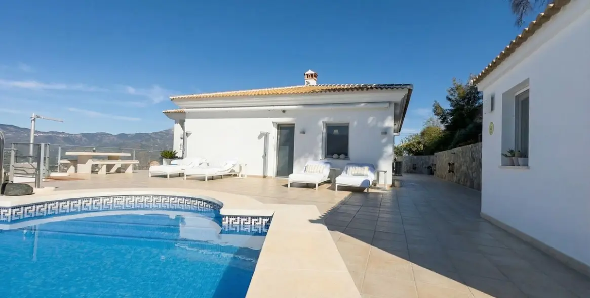 Продажа  отдельно стоящей виллы в Guaro 37