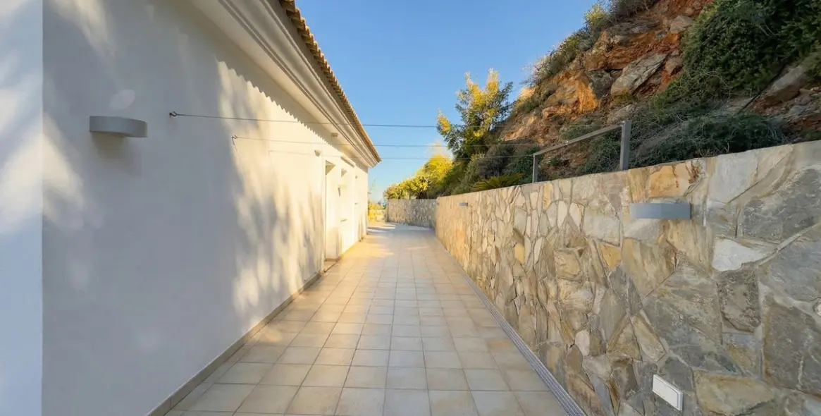 Продажа  отдельно стоящей виллы в Guaro 40