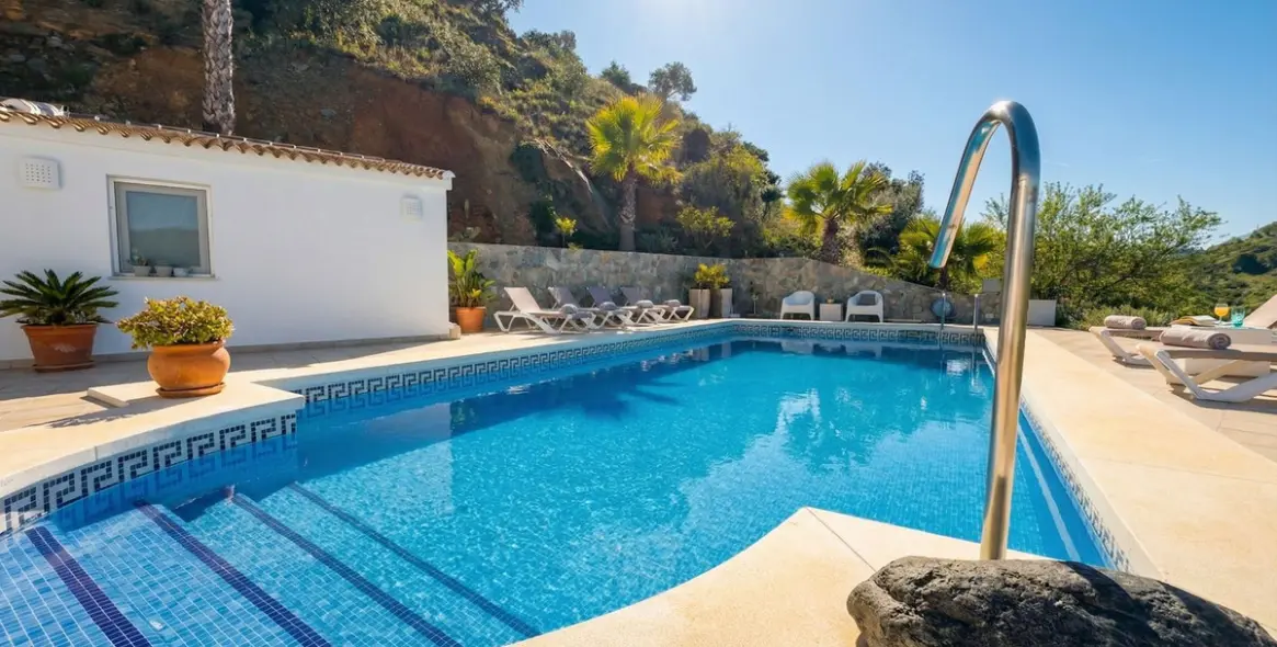 Продажа  отдельно стоящей виллы в Guaro 41