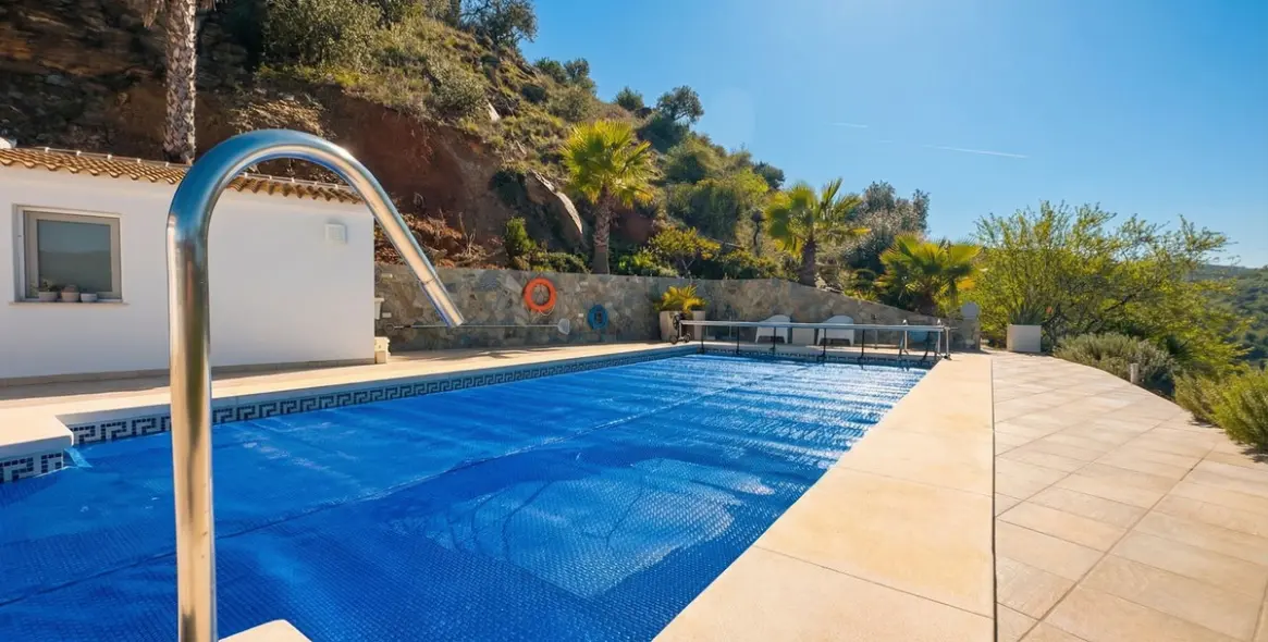 Продажа  отдельно стоящей виллы в Guaro 42