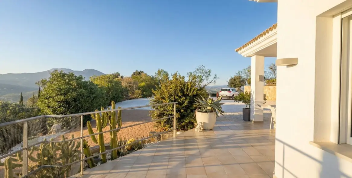 Продажа  отдельно стоящей виллы в Guaro 44