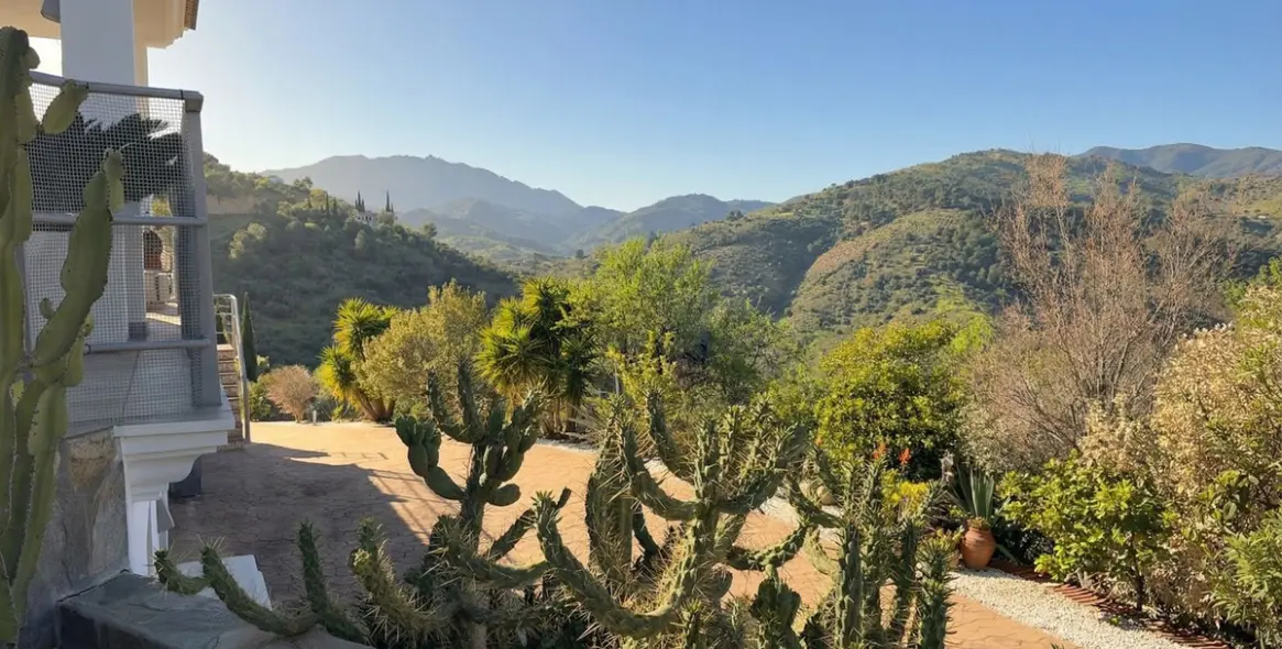 Продажа  отдельно стоящей виллы в Guaro 45