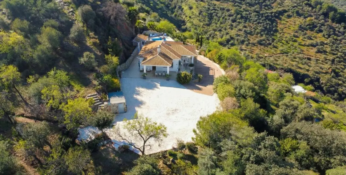 Продажа  отдельно стоящей виллы в Guaro 52