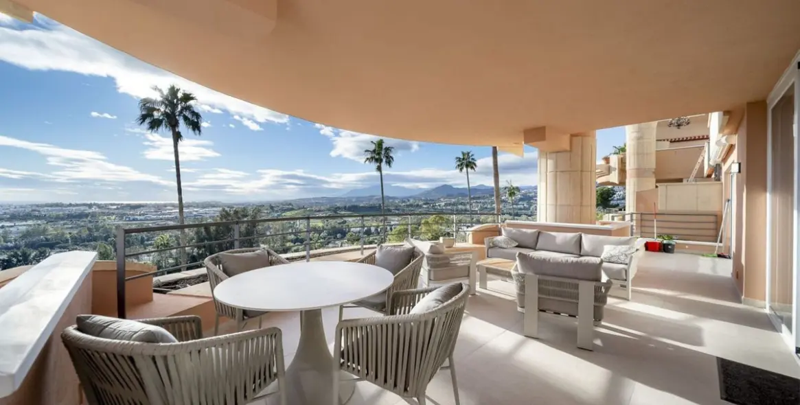 Venta de apartamento en planta media en Nueva Andalucía 1