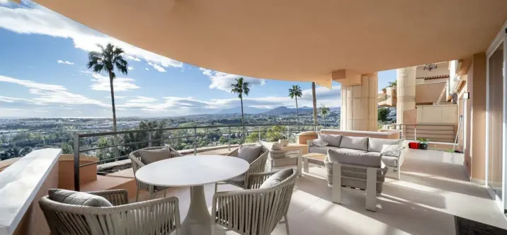 Venta de apartamento en planta media en Nueva Andalucía 0