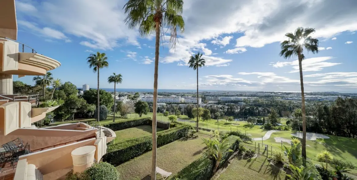 Venta de apartamento en planta media en Nueva Andalucía 2