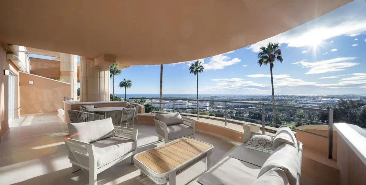 Venta de apartamento en planta media en Nueva Andalucía 3