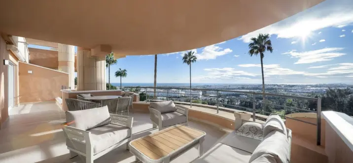 Venta de apartamento en planta media en Nueva Andalucía 2