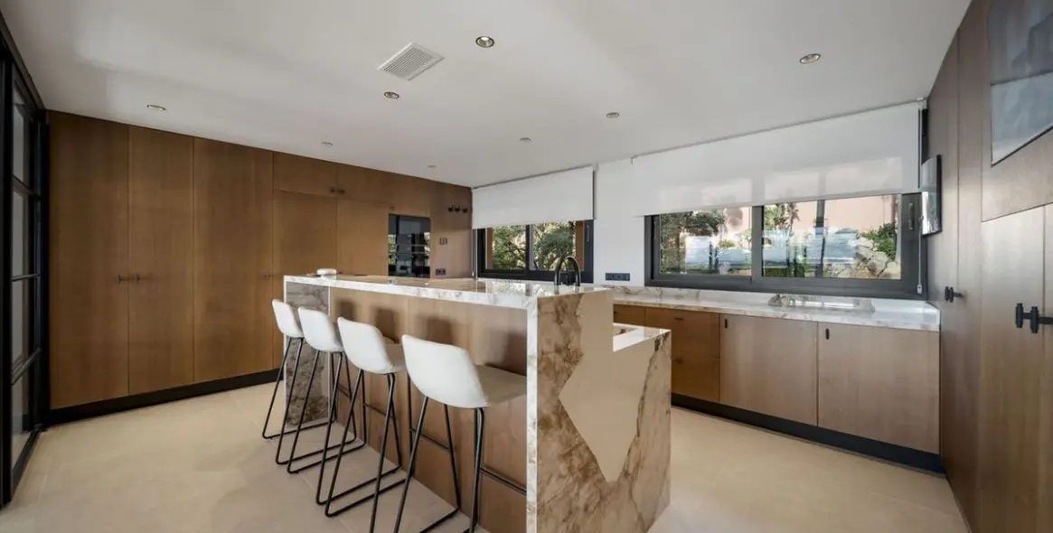 Venta de apartamento en planta media en Nueva Andalucía 17