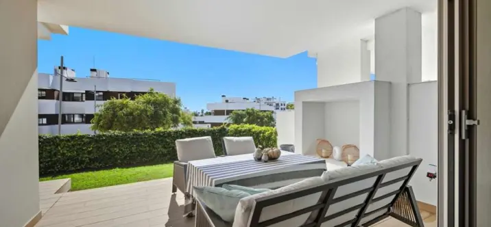 Sale of ground floor apartment in Estepona 2