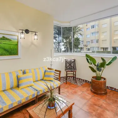 Sale of middle floor apartment in Estepona