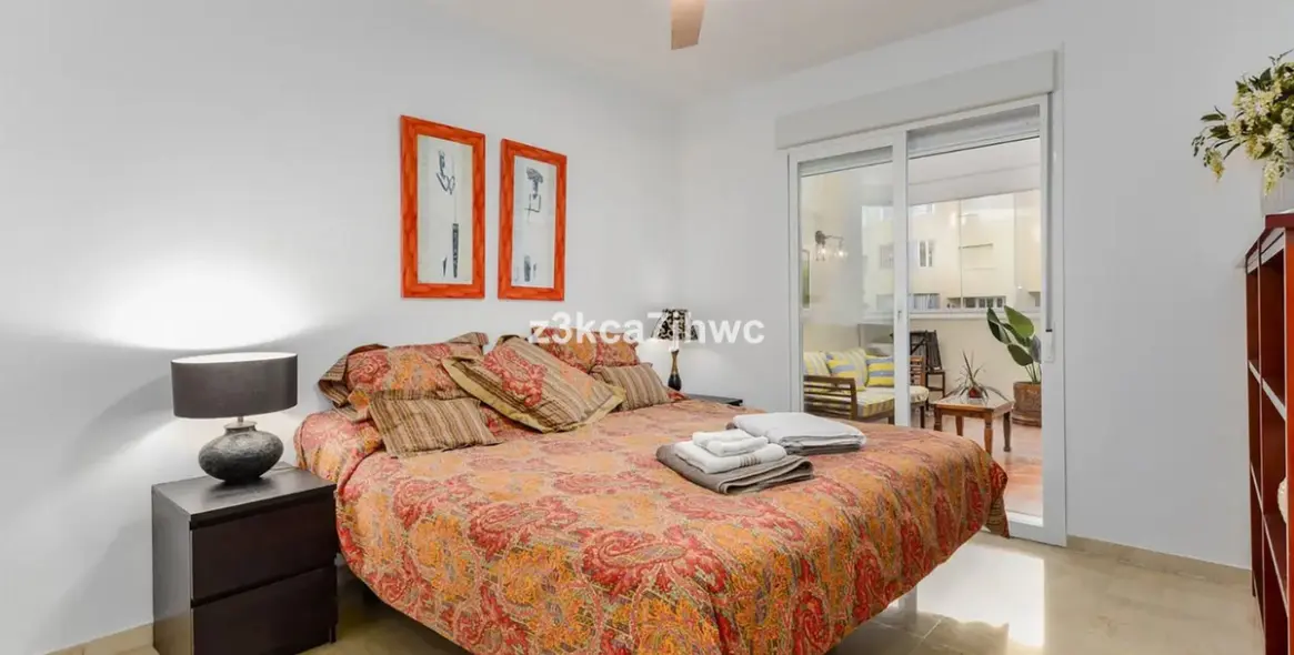 Sale of middle floor apartment in Estepona 2