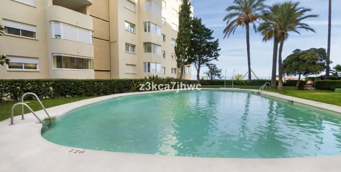 Sale of middle floor apartment in Estepona 3