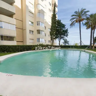 Sale of middle floor apartment in Estepona