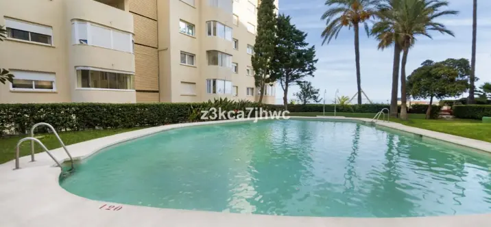 Sale of middle floor apartment in Estepona 2