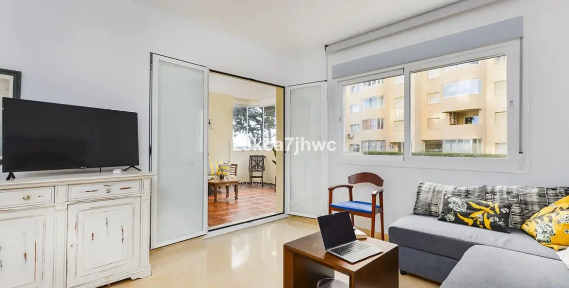 Sale of middle floor apartment in Estepona 4