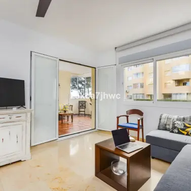 Sale of middle floor apartment in Estepona