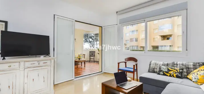 Sale of middle floor apartment in Estepona 3