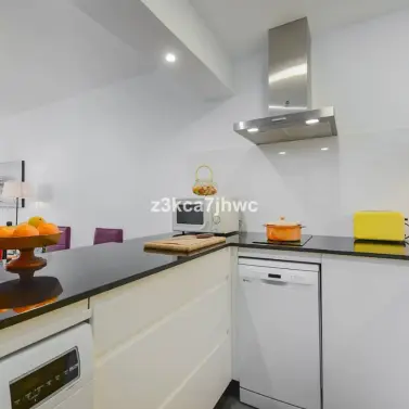 Sale of middle floor apartment in Estepona