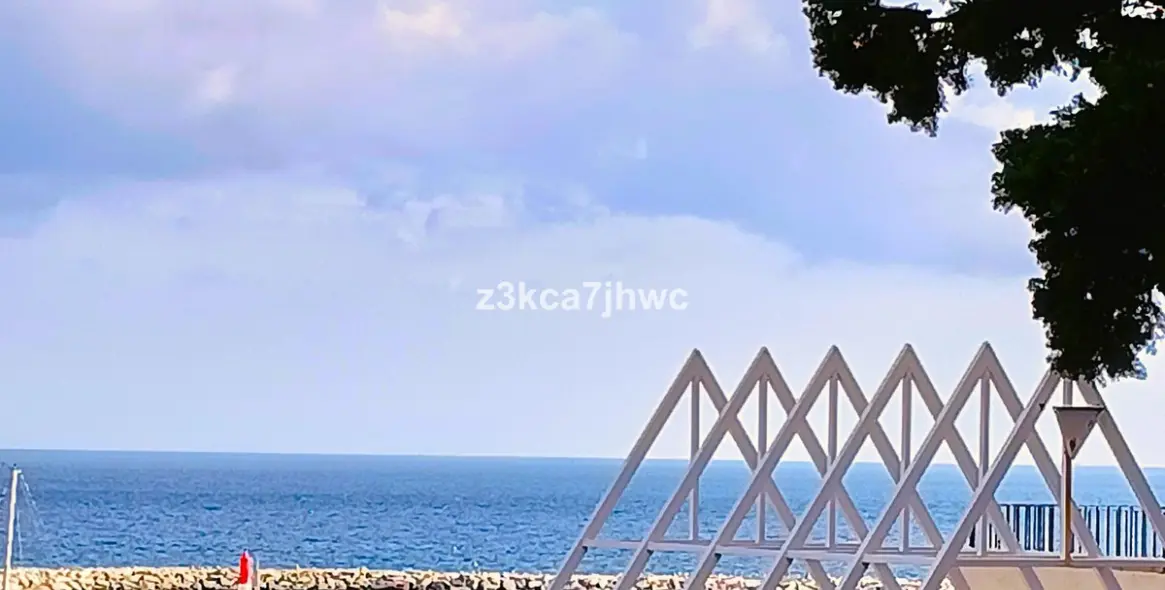 Venta de apartamento en planta media en Estepona 19