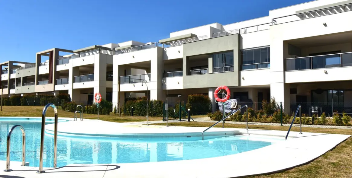 Продажа апартаментов на среднем этаже в Casares Playa 1