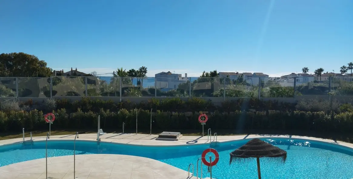 Продажа апартаментов на среднем этаже в Casares Playa 2