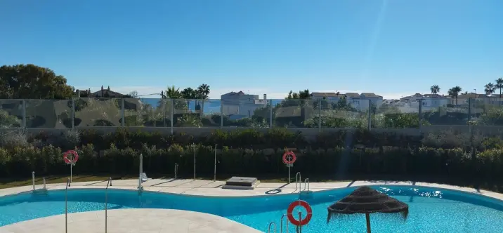 Продажа апартаментов на среднем этаже в Casares Playa 1