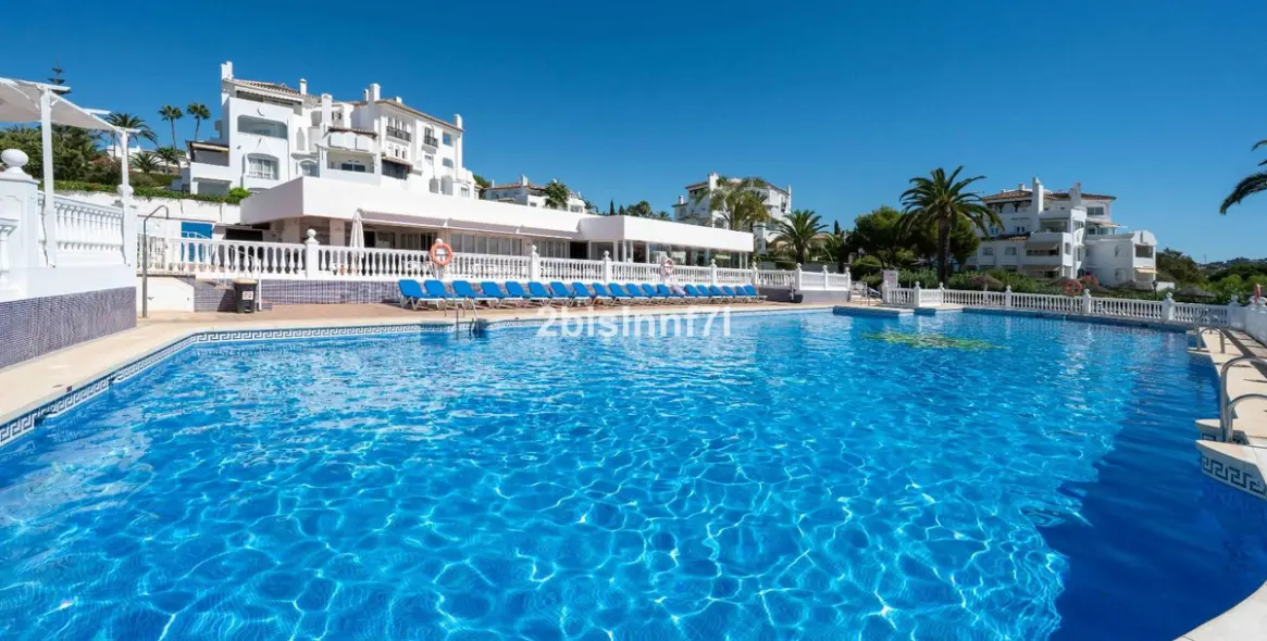 Venta de apartamento en planta media en Elviria 1