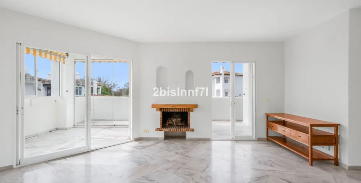 Venta de apartamento en planta media en Elviria 2