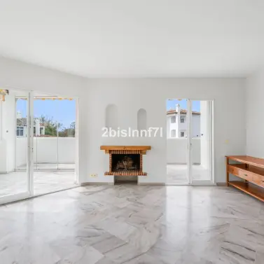 Продажа апартаментов на среднем этаже в Elviria