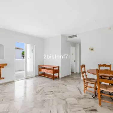 Продажа апартаментов на среднем этаже в Elviria