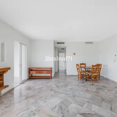 Продажа апартаментов на среднем этаже в Elviria