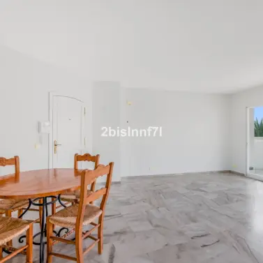 Продажа апартаментов на среднем этаже в Elviria