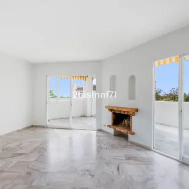 Продажа апартаментов на среднем этаже в Elviria