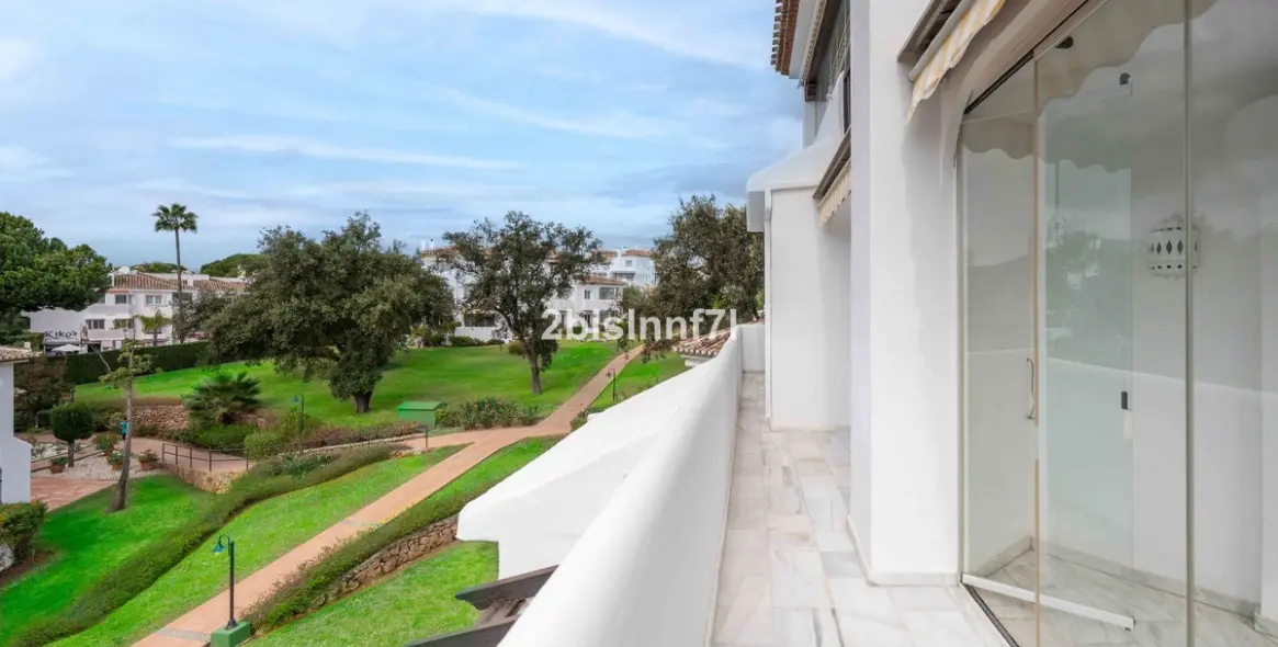 Venta de apartamento en planta media en Elviria 10