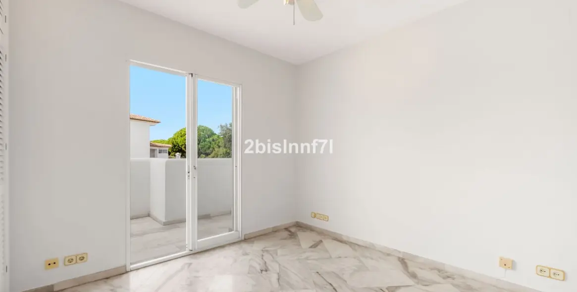 Venta de apartamento en planta media en Elviria 12