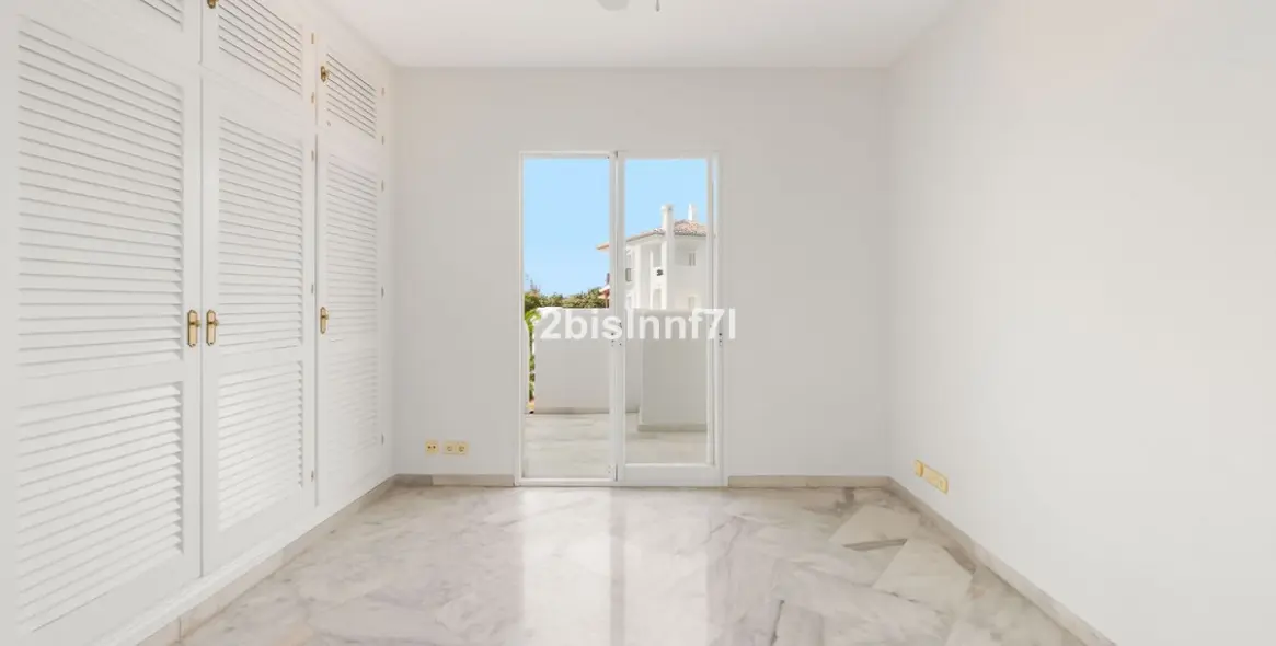 Venta de apartamento en planta media en Elviria 13