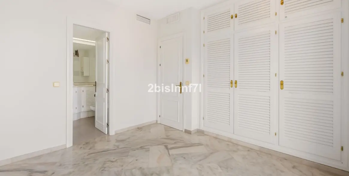 Venta de apartamento en planta media en Elviria 14