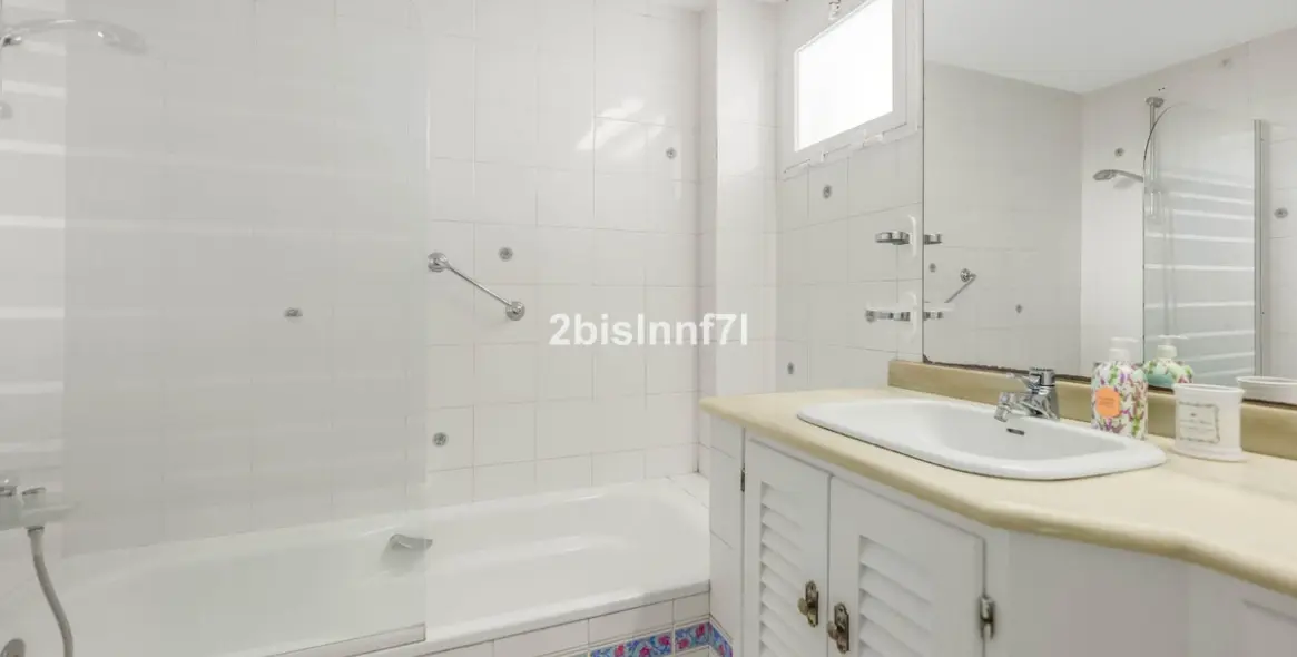 Venta de apartamento en planta media en Elviria 15