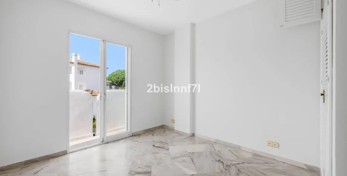 Venta de apartamento en planta media en Elviria 17