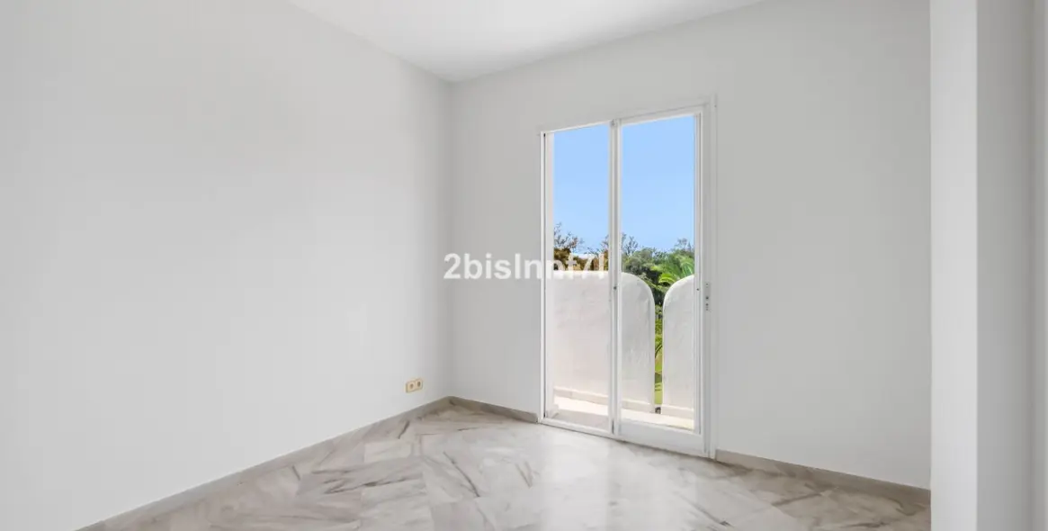 Venta de apartamento en planta media en Elviria 18